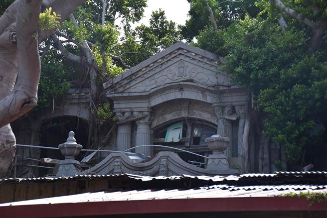 竹南泉松医院属和洋混和建筑，大门雕塑仍在，显示建筑物的气派。（谢明俊摄）