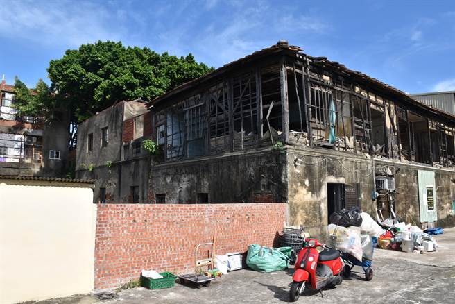 竹南泉松医院为2层楼建筑，墙壁已有多处破损，需要修復。（谢明俊摄）