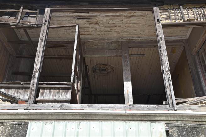 竹南泉松医院为2层楼建筑，2楼天花板仍留有精美的雕饰。（谢明俊摄）