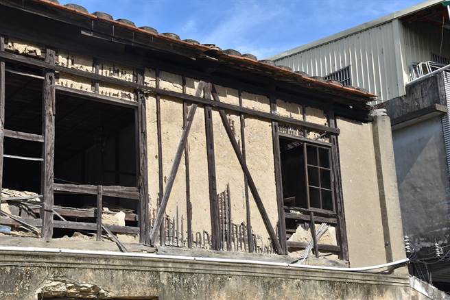 竹南泉松医院为2层楼建筑，2楼墙壁为编竹夹泥墙。（谢明俊摄）