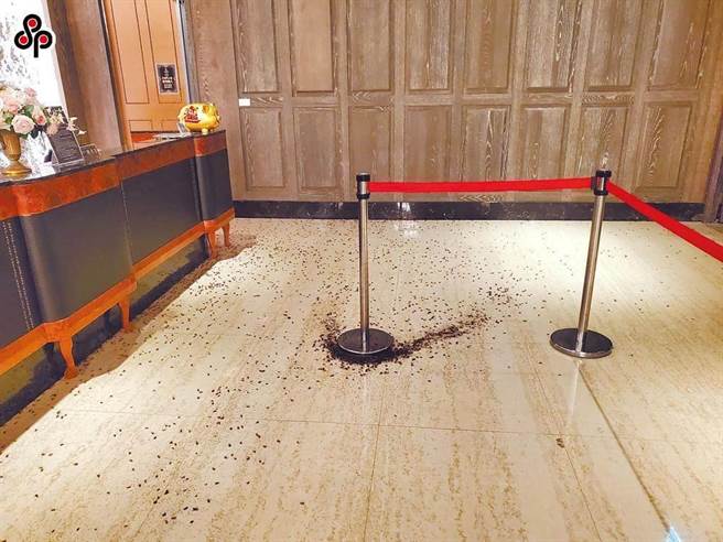 鉅星匯國際宴會廳今年5月間遭黑衣人吳安永等人潑灑上千隻蟑螂。（本報資料照片）