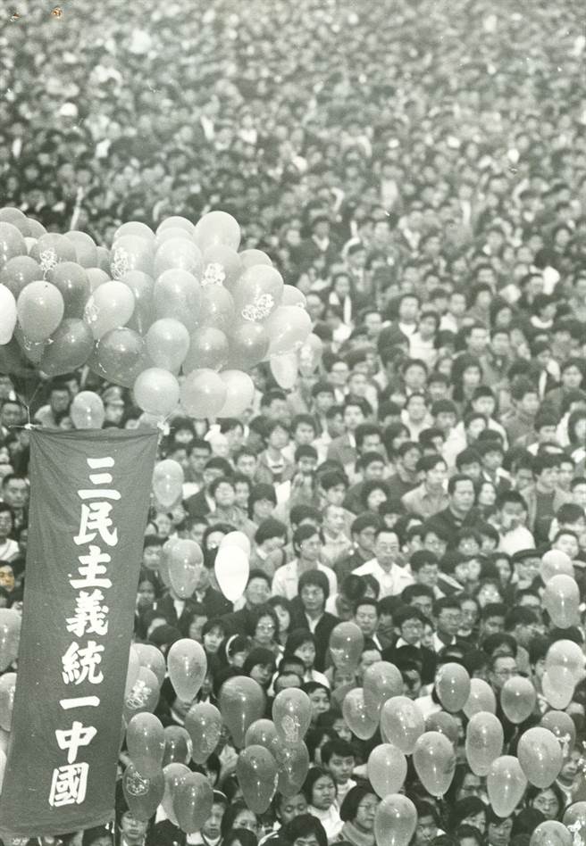 1985年，元旦开国庆典中「三民主义统一中国」标语升空。(中时摄影组摄)
