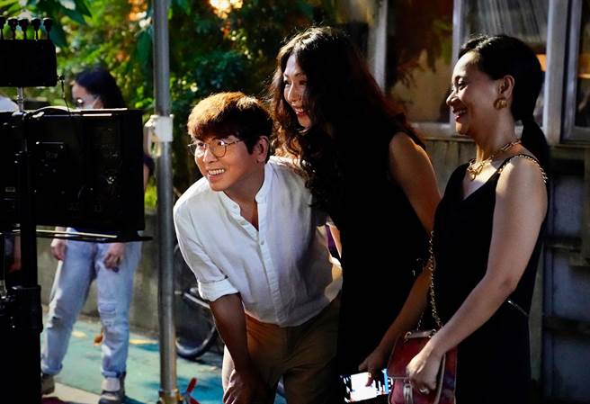 万芳和阿爆为郭子拍摄〈爱在黎明破晓时〉MV。（祈菩行提供）