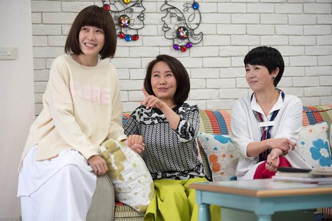 李维维、吕雪凤、苗可丽主演的《大人情歌》即将在中视播出。（中视提供）