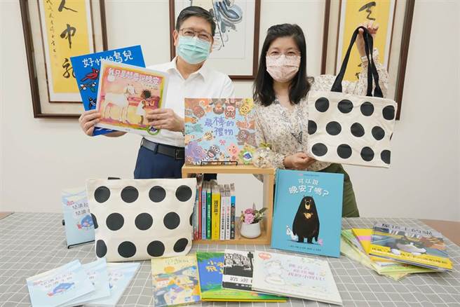 新竹县长杨文科（左）、文化局长李安妤欢迎家有幼儿家庭，参与阅读起步走的系列活动。（庄旻静摄）
