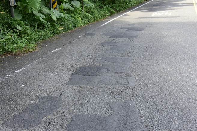 社头中山路到运动公园前，因为外侧还能使用，为避免浪费先修建内侧两车道，865公尺总经费630万元。（县府提供／吴建辉彰化传真）