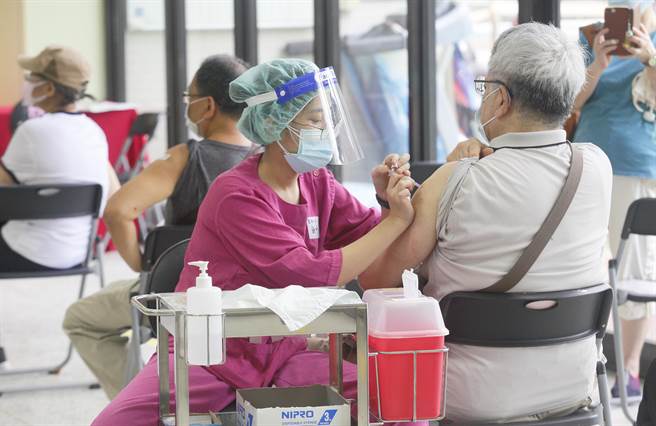 新北市接種疫苗死亡案例，17日再添2人，新北市累積通報共126例。（示意圖，張鎧乙攝）