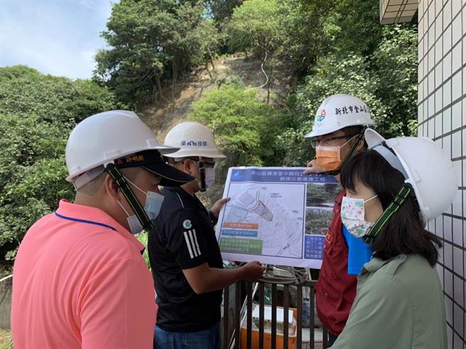 金山区公所于灾害当下立即安排机具进场抢灾并排除落石，復建工程预计9月初完工。（金山区公所提供）