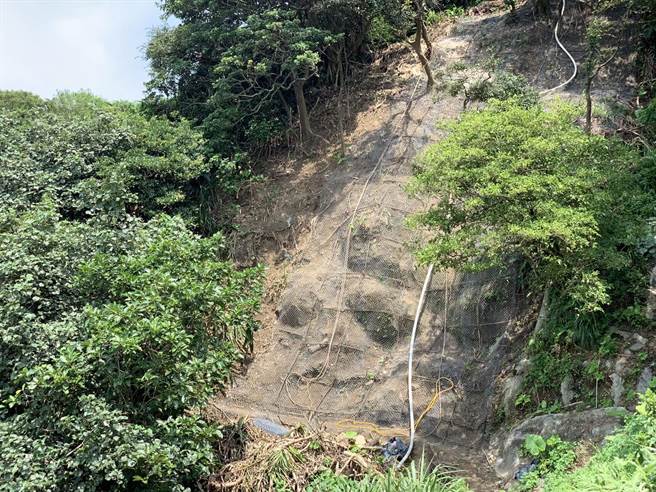 金山区公所于灾害当下立即安排机具进场抢灾并排除落石，復建工程预计9月初完工。（金山区公所提供）