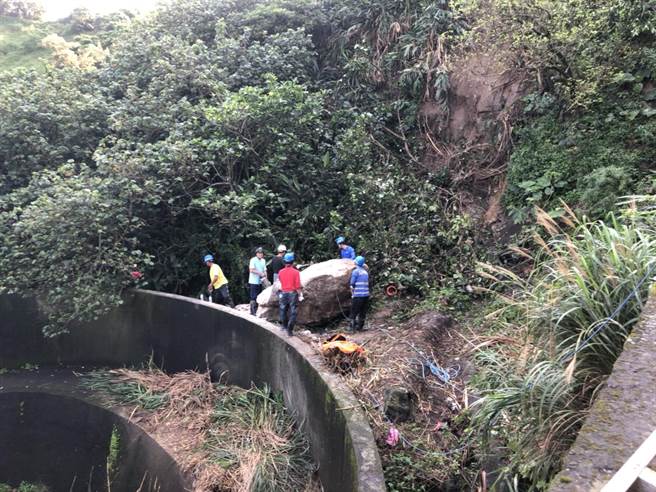 金山区公所于灾害当下立即安排机具进场抢灾并排除落石，復建工程预计9月初完工。（金山区公所提供）