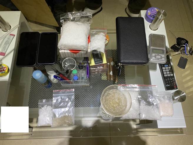 这盒太阳饼很贵！内藏价值50万安非他命毒品。(图/叶书宏传真)