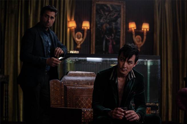 吴彦祖（右）在《追忆人》中饰演毒枭圣乔。（华纳兄弟提供）