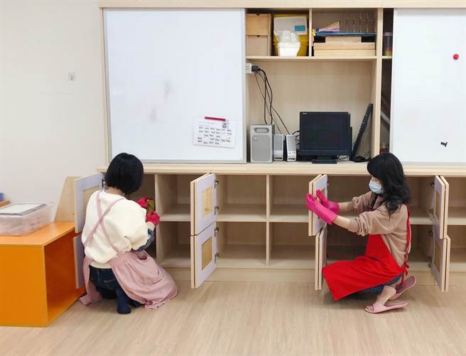 金门9／1採全面实体上课，各校在开学前完成清消防疫工作。图为金城幼儿园执行消毒作业。（金门县府提供）
