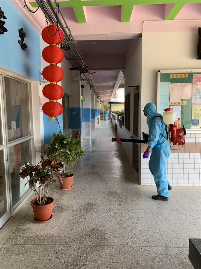 金门9／1採全面实体上课，各校在开学前完成清消防疫工作。图为金寧中小学执行消毒作业。（金门县府提供）