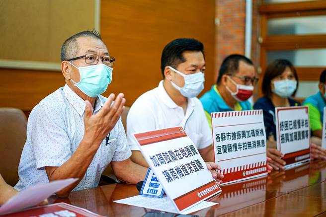 民进党宜兰县议员陈文昌（左一）建议送厝，吸引观光客到宜兰，以提振地方经济。（李忠一摄）