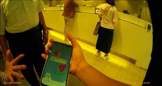 诈骗集团以「猜猜我是谁」诓骗74岁妇人，所幸警方及时劝阻，保住妇人40万。（翻摄照片／石秀华高雄传真）