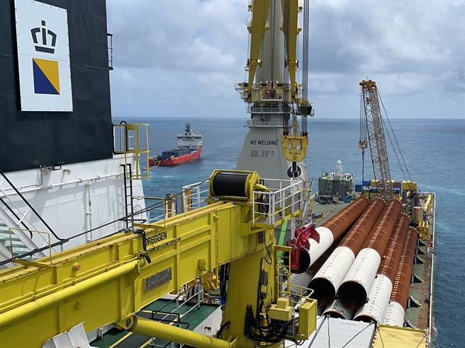 彰芳风场的大型水下基桩，放置在工作船上准备安装画面。（图/伯威海事提供）