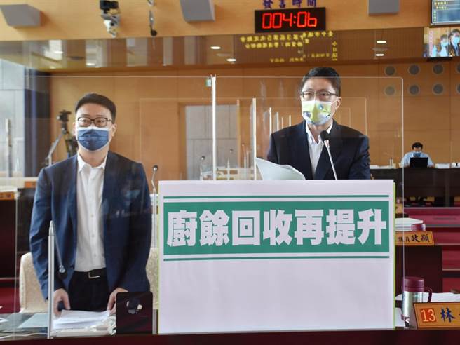 市議員林德宇、陳世凱17日在議會質詢中指出，明年1月起台中市就要強制分類生廚餘及熟廚餘，未確實分類將開罰；要求環保局應加強宣導，不要讓民眾都不知道新制上路就突然被罰。(陳世宗攝)