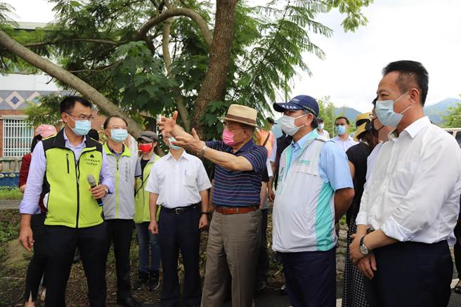 行政院长苏贞昌17日近午在农委会主委陈吉仲、县长翁章梁、立委陈明文、蔡易余等人陪同下，到嘉义县番路乡视察茶业改良场南迁预定地。（吕妍庭摄）