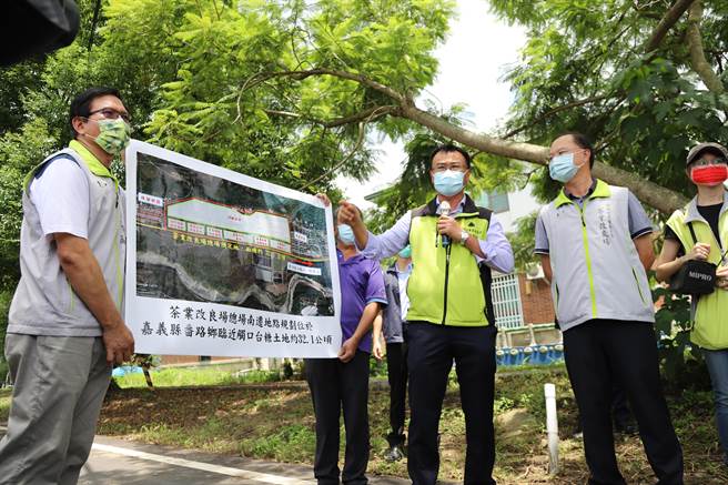 行政院长苏贞昌17日近午在农委会主委陈吉仲、县长翁章梁、立委陈明文、蔡易余等人陪同下，到嘉义县番路乡视察茶业改良场南迁预定地。（吕妍庭摄）