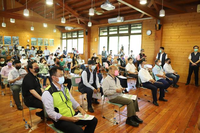 行政院长苏贞昌17日近午在农委会主委陈吉仲、县长翁章梁、立委陈明文、蔡易余等人陪同下，到嘉义县番路乡视察茶业改良场南迁预定地。（吕妍庭摄）