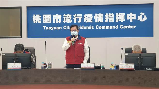 桃园市长郑文灿说，口罩、酒精等防疫物资17日已全数发放完毕，教育部也补助3200多万让学校购置食物隔板，市府会协助各校在9月1日前完成。(市府提供／蔡依珍桃园传真)
