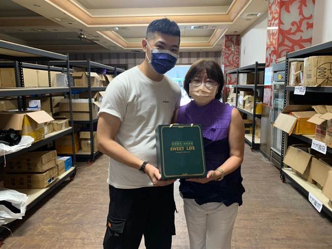 9月开学在即，嘉沐国际有限公司刘浩伟董事长感念大学时代的老师、华夏科技大学副校长苏圣珠，主动捐赠防护面罩1000份。（华夏科大提供）
