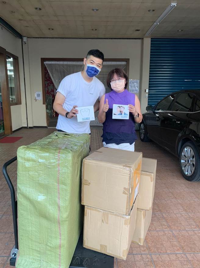 9月开学在即，嘉沐国际有限公司刘浩伟董事长感念大学时代的老师、华夏科技大学副校长苏圣珠，主动捐赠防护面罩1000份。（华夏科大提供）