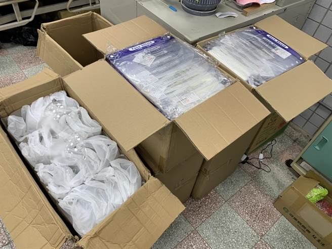 9月开学在即，嘉沐国际有限公司刘浩伟董事长感念大学时代的老师、华夏科技大学副校长苏圣珠，主动捐赠防护面罩1000份。（华夏科大提供）