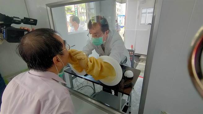 在有了正负压舱后，让冈山秀传医院的医护人员筛检更便利。（冈山秀传医院提供／林瑞益高雄传真）