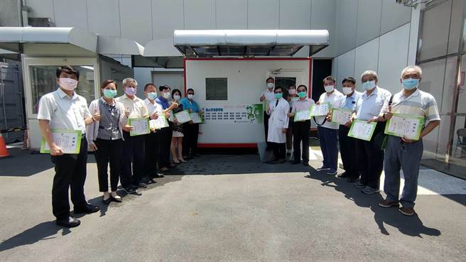 冈秀顾问群17日赠送一座正负压舱给冈山秀传医院，打造友善筛检环境。（冈山秀传医院提供／林瑞益高雄传真）