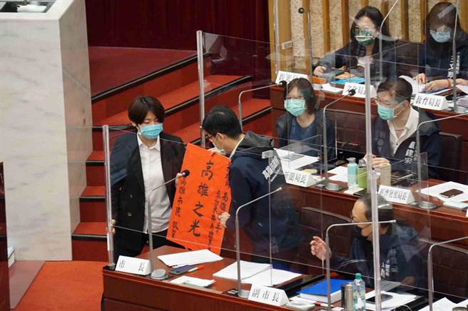 國民黨高市議員鄭安秝今在市議會總質詢時，突然走向市長陳其邁頒發「高雄之光」手板，對此，民進黨鳳山區市議員擬參選人蘇致榮反酸，紅榜不送選手送市長，到底是想拍馬屁還是幫國民黨作秀，讓人傻傻看不清楚，質疑「是誰在錦上添花」？（柯宗緯攝）