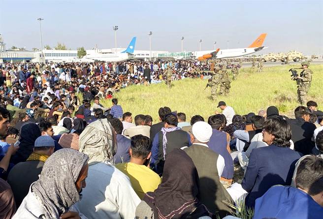 塔利班夺回阿富汗，数千阿富汗民眾涌入喀布尔机场逃难。（图／美联社）