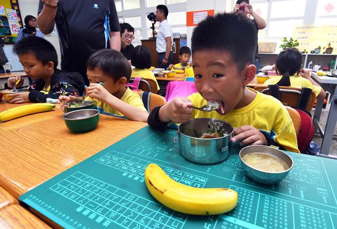 各級學校9月1日正常開學，台東縣政府教育處表示，偏鄉學童用餐時可以不用隔板，但要拉開適當距離 。（本報資料照片）