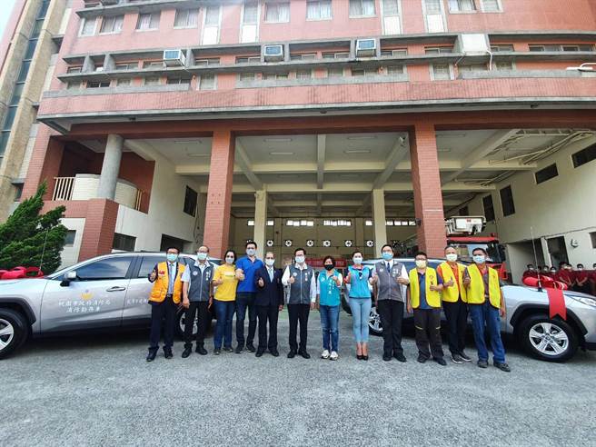 桃园市八德区乾亨不銹钢股份有限公司，为回馈社会，17日捐赠2台勤务车给八德消防分队。（陈梦茹摄）