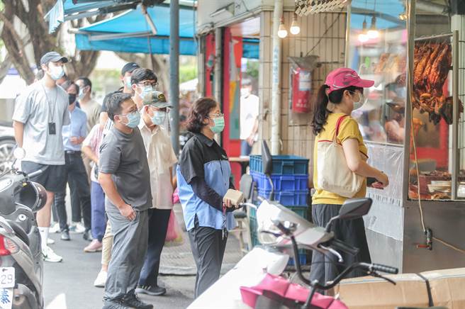 行政院长苏贞昌16日表示，政府将在疫情稳定前提下，尽速发放「振兴五倍券」，并考虑针对小商家发行小面额券，增加使用便利性，让独立商家也能受惠。正午时分，一间烧腊店外，等待购买便当的民眾大排长龙。(粘耿豪摄)