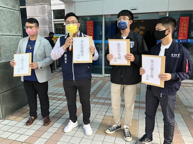 国民党前青年团长田方伦下午4点邀集有意参选新北市汐止等区党代表宁惟轩、新竹市党代表戴志颖、台北市文山区党代表吴承翰，到党中央举行「主席给问吗」记者会。（赵婉淳摄）