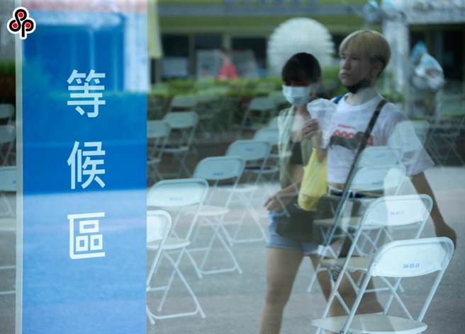 全台各县市陆续闹疫苗荒。图为北市花博疫苗接种站17日暂时关闭，里面空无一人。（罗永铭摄）