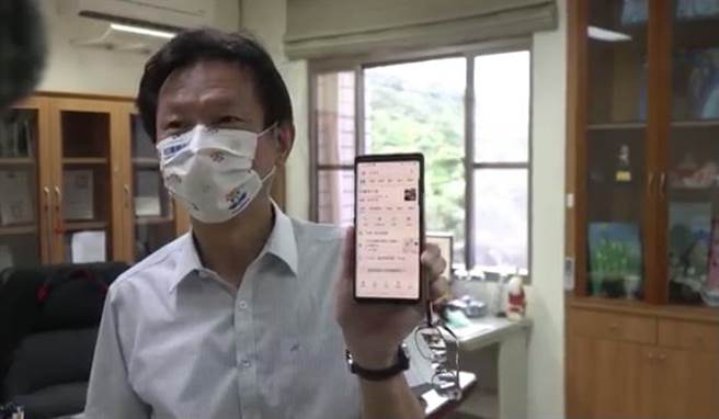 卫生局长朱家祥对误植地址的店家致歉。（王志伟花莲传真）