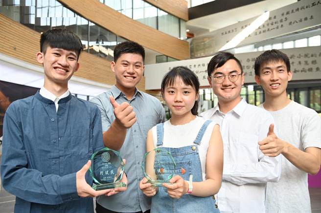 清華大學行健獎表揚學生五育並進，獲獎學生左起蕭亦程、郭柏辰、李欣恬、李昕紘、劉育瑋。（清大提供／邱立雅竹市傳真）