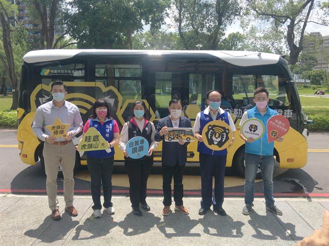 桃園市議會議長邱奕勝（右三）17日視察虎頭山創新園區，希望桃園自己的創新基地，培養更多新創人才。（賴佑維攝）