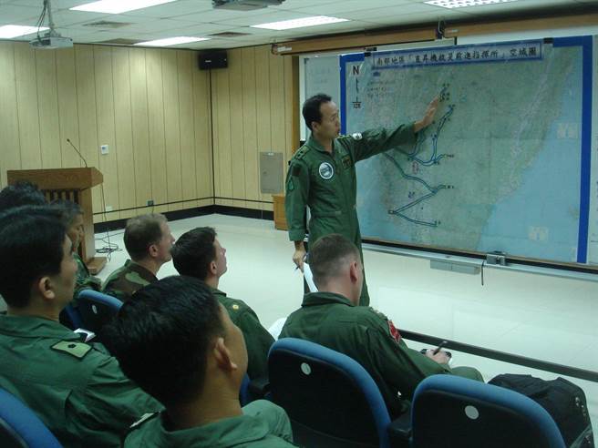 AIT臉書貼出身著軍服的美國官兵參與莫拉克風災救災前進指揮所的照片。（取自AIT臉書）