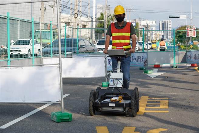 台中市建設局配合水利局鑑定工程進行大里文心南路內側車道封路，並持續進行透地雷達、路面IRI檢測工作，檢測道路面層及基層，並加強道路巡檢作業。（馮惠宜攝）