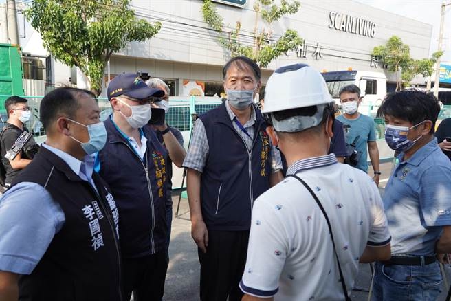 台中市大里區文心南路段近日出現幾處坑洞，為進一步釐清原因確保用路安全，市府17日下午4時起封閉文心南路於福田二街至大里區東興路間內側車道，建設局與水利局也共同委託台灣省土木技師公會協助鑑定。（馮惠宜攝）
