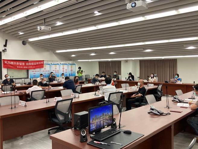 新北市交通局17日于八里区公所召开八里台北港重划区大货车管制说明会。（新北市交通局提供）