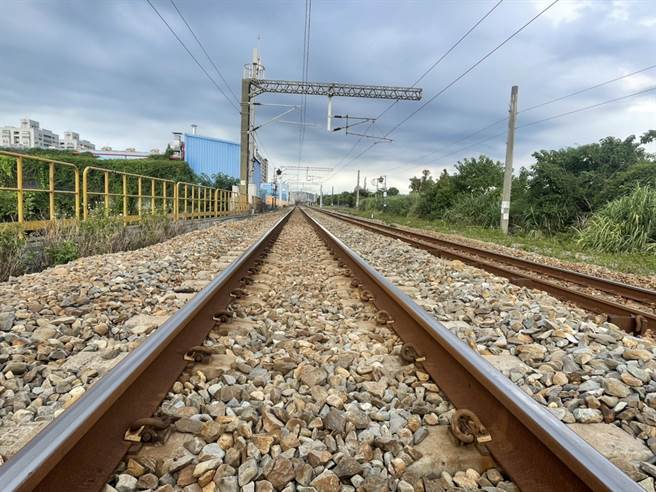 台鐵下午通報內壢=桃園路基下陷，一度封鎖行駛。（圖／台鐵提供）