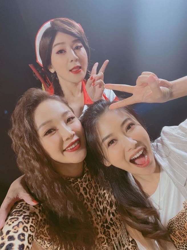 王彩桦化身小护士，赖慧如豹纹装上身与叶家妤开心合影。（民视提供）