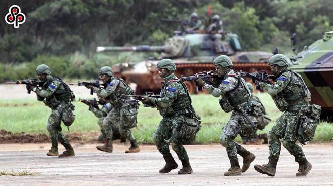 蘇貞昌指示國防部評估全國新兵入伍施打疫苗，衛福部長陳時中說，有什麼疫苗就打什麼，不會強迫施打高端疫苗，引起網友熱議。圖為國軍部隊演習畫面。(圖/本報資料照)