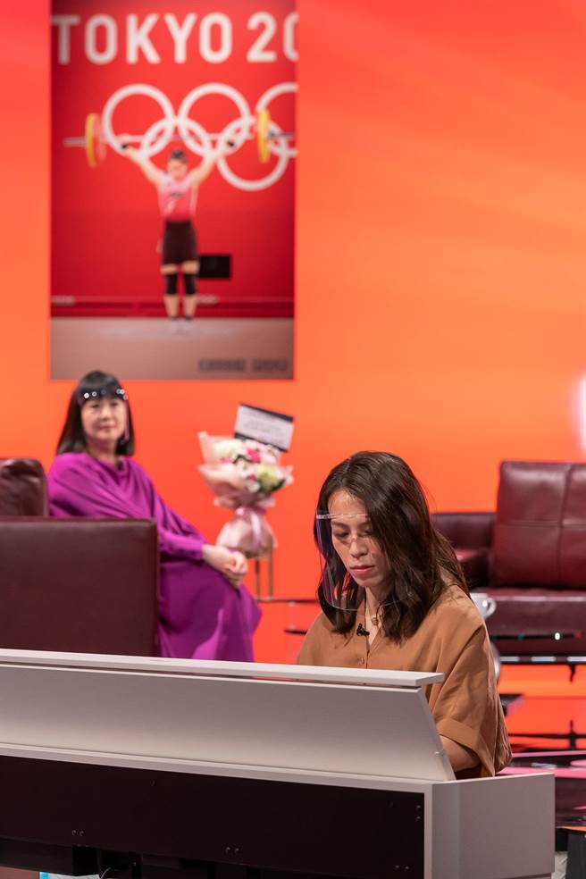 郭婞淳（前）在节目中弹奏钢琴，展现音乐天赋，后为方念华。（TVBS提供）