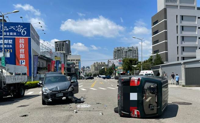 南屯區永春東七路、益昌二街是無號誌路口，今天下午1時許，發生兩車碰撞的意外，造成廂型車翻車。（民眾提供）